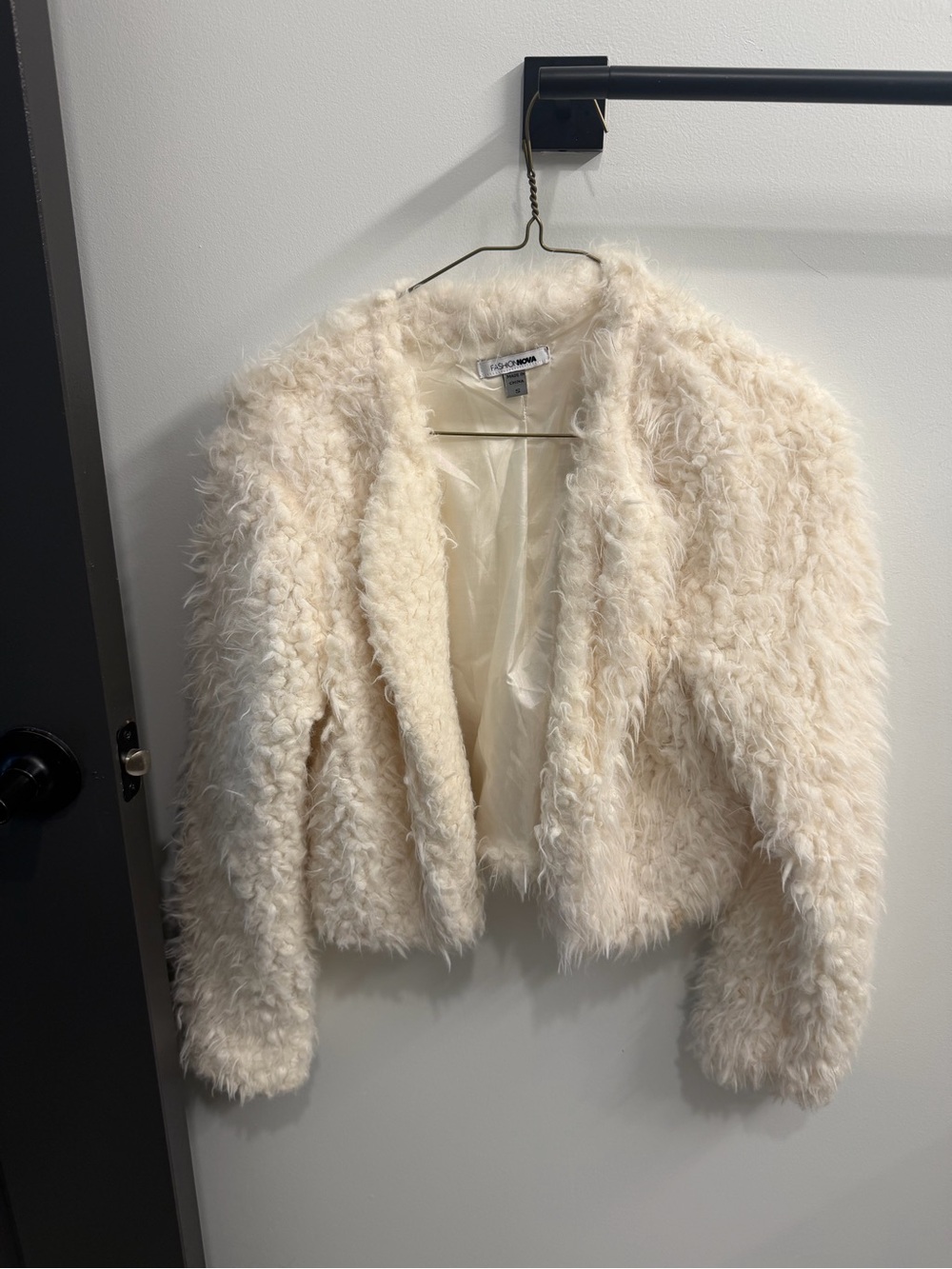 Fashion Nova Cream Faux Fur Shaggy Cropped Jacket Size Small